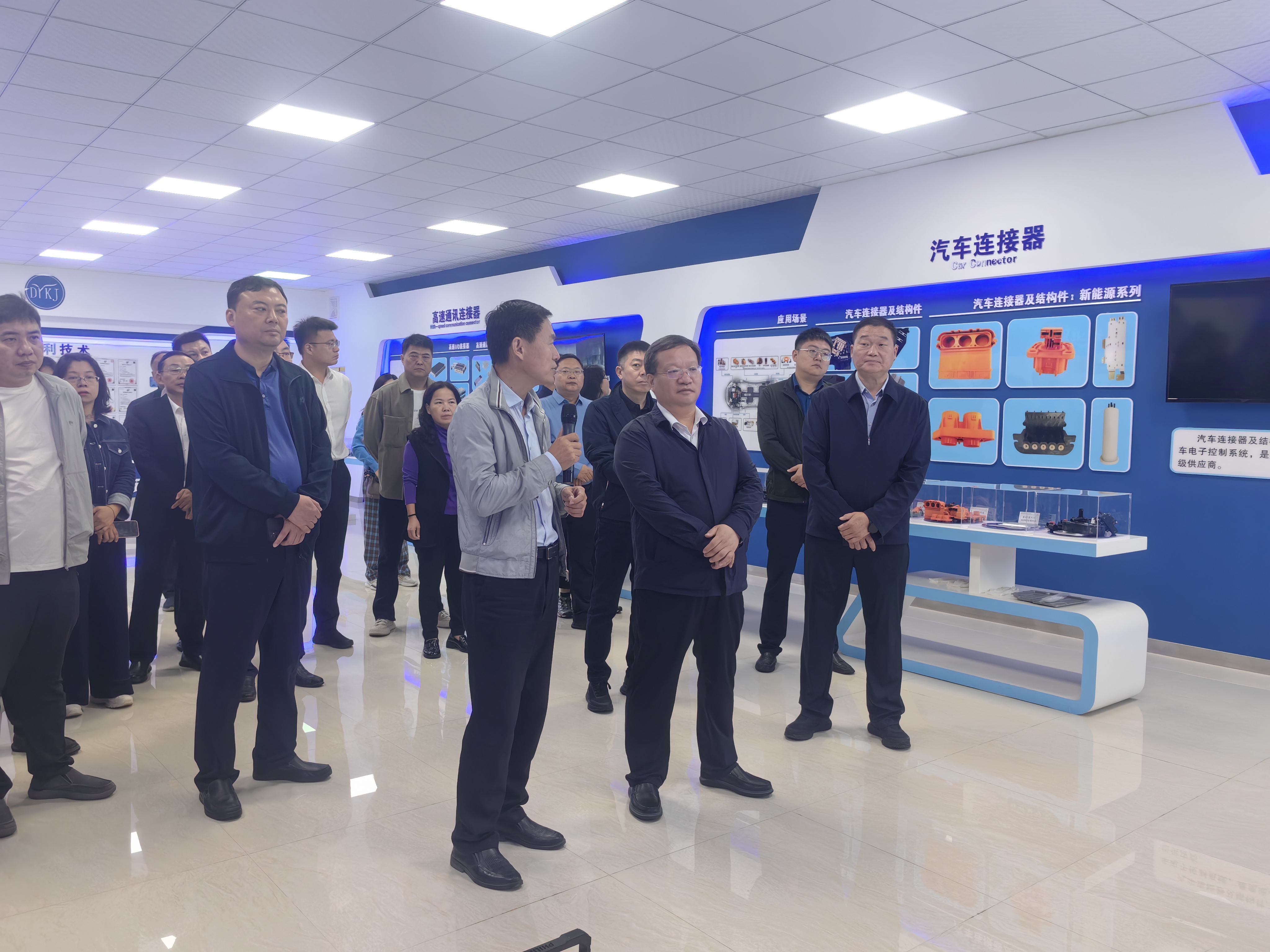 新乡市红旗区考察团赴信阳市高新区考察交流